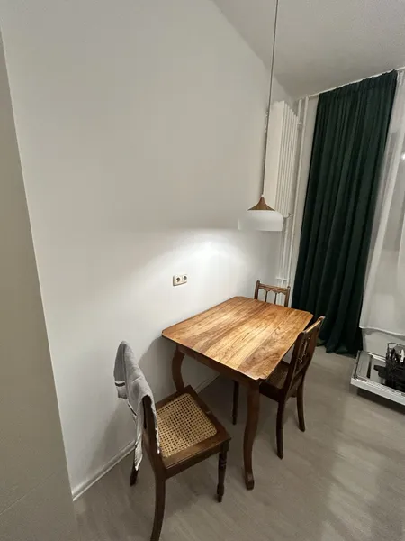 Schöne Hochparterrewohnung, Balkon, 2 gr. Zimmer + Wohnküche — photo 1